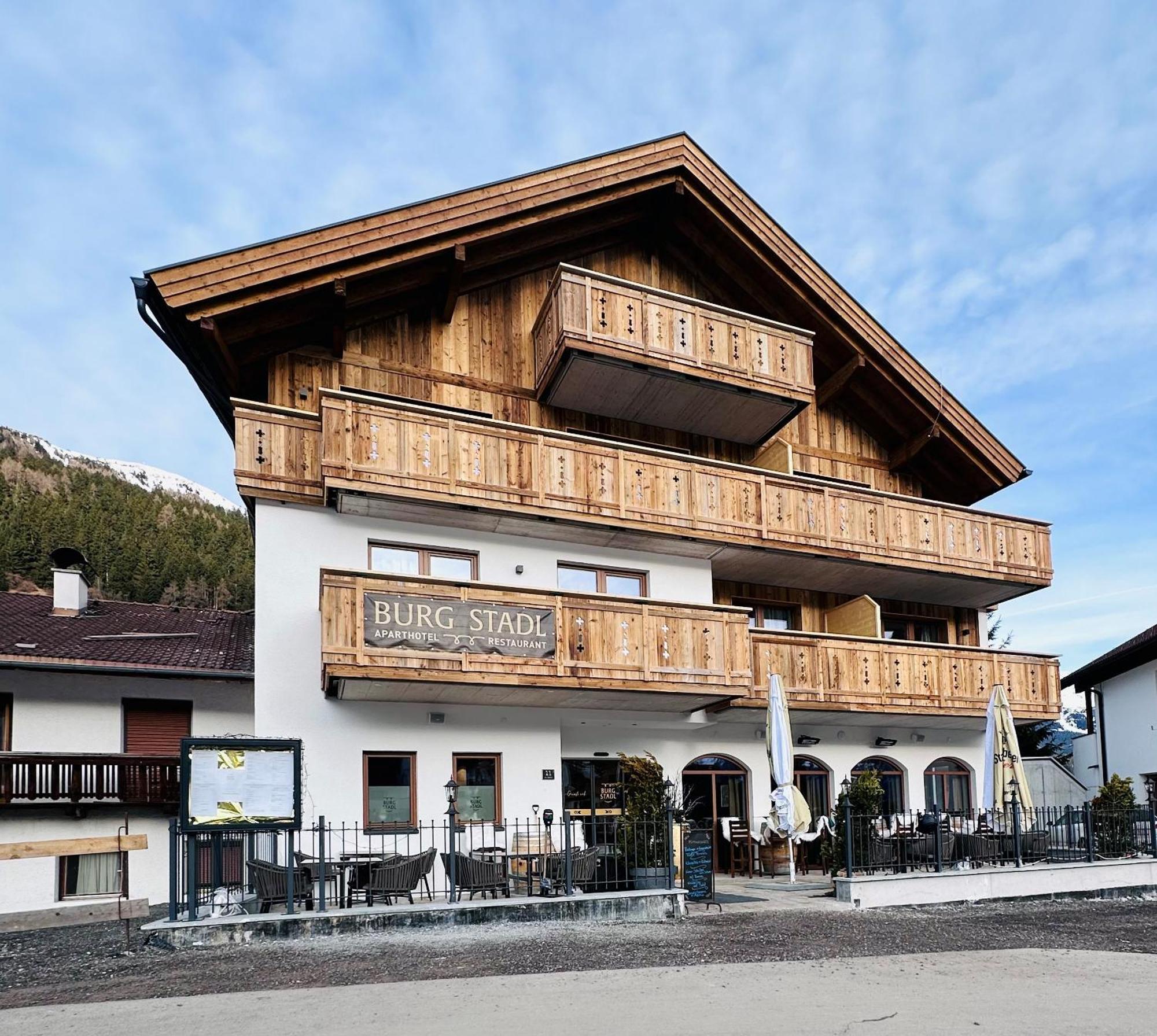 Burgstadl Aparthotel & Restaurant Ladis Exterior photo